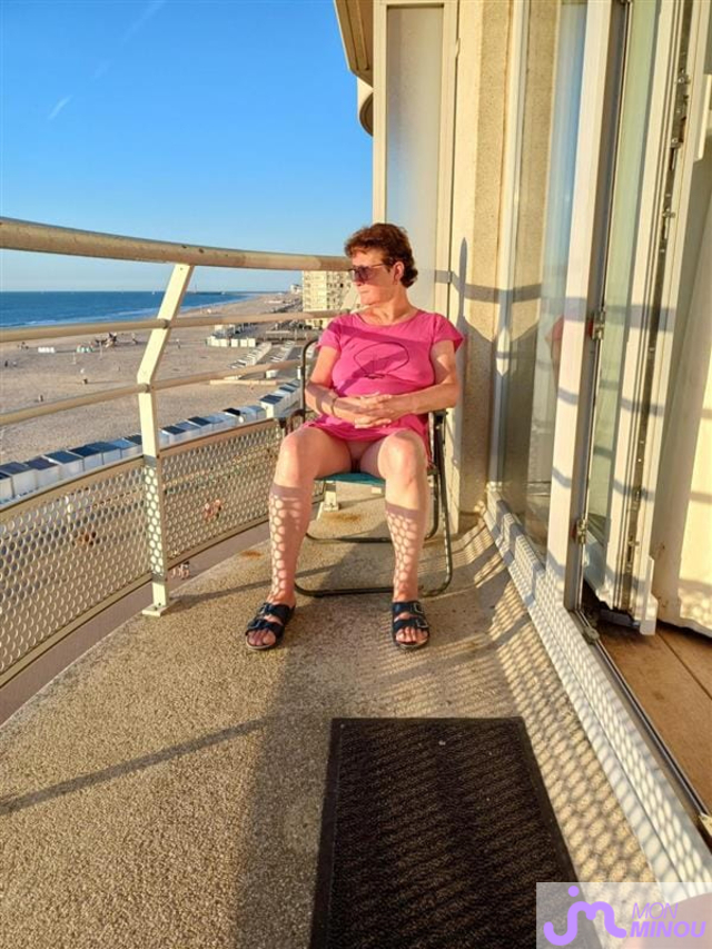 Photos de minous : Ma femme sans culotte sur le balcon 